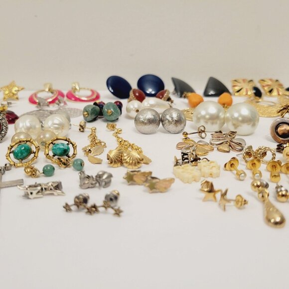 Vtg Mix 44 Plus Dainty Stud Earrings Pierced Butterfly Dangle Angel Stone Cross - Picture 3 of 8